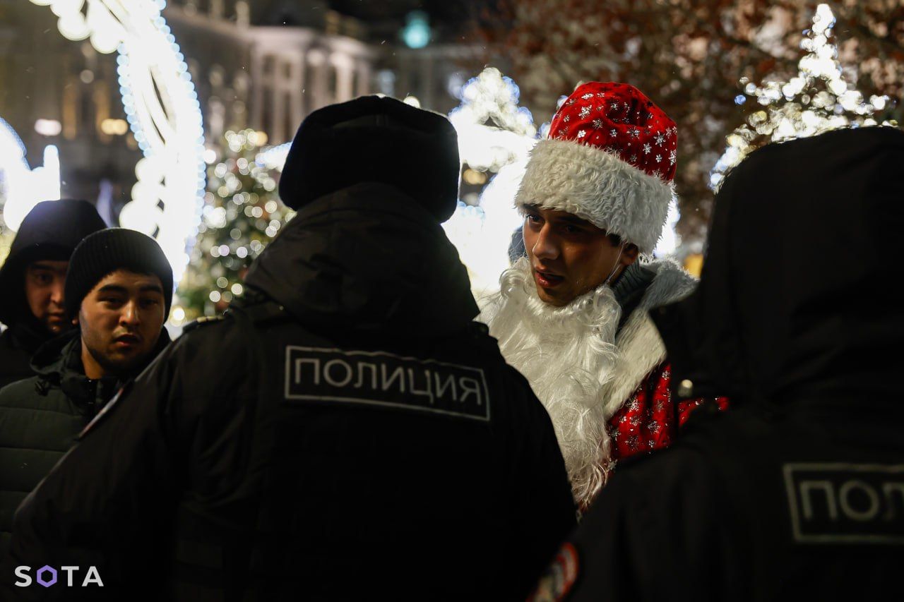В Москве полицейские задержали Деда Мороза таджика – появились кадры преследования по национальному признаку