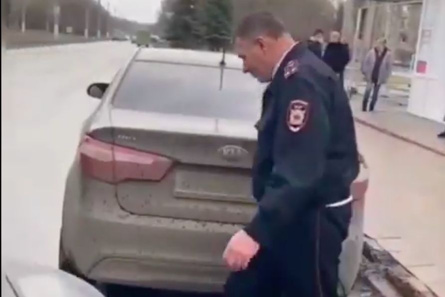 В "Л/ДНР" попал на видео поступок пьяного боевика - силовика никто не остановил