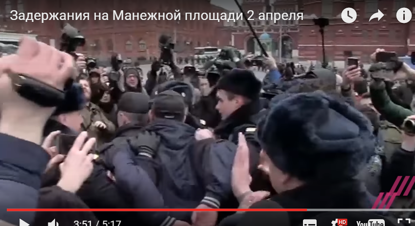 Россиян опять побили и затолкали в автозаки: силовики жестко разогнали митинг в центре Москвы против российских властей (кадры)