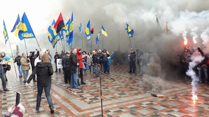 "Правый сектор", "Свобода" и "Национальный корпус" пикетируют ВР из-за законов по Донбассу - обстановка накаляется, активисты подожгли дымовые шашки: кадры