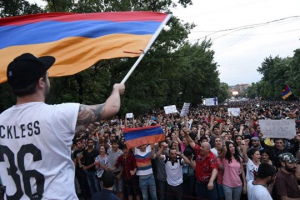 Полиция собирается разогнать протест в Ереване: стянуты водометы и авто с колючей проволокой