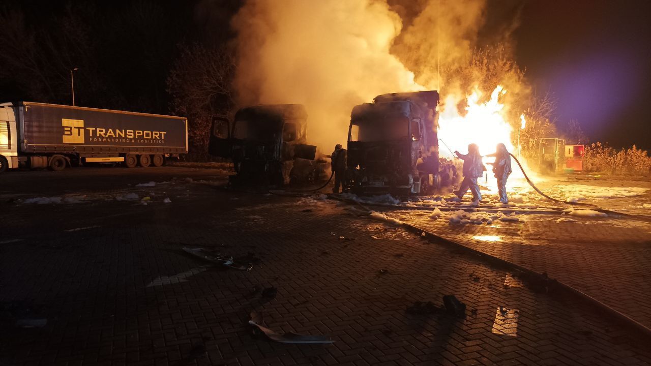 Сгорела пара фур: мощный взрыв на АЗС случился на трассе Киев – Харьков 