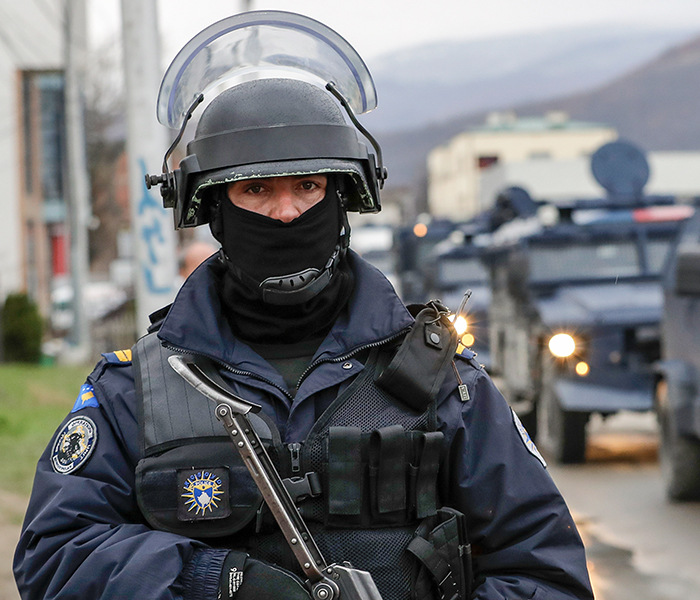 В Косово разгорается война: Сербия привела армию в полную боеготовность, на улицах баррикады и стрельба - фото