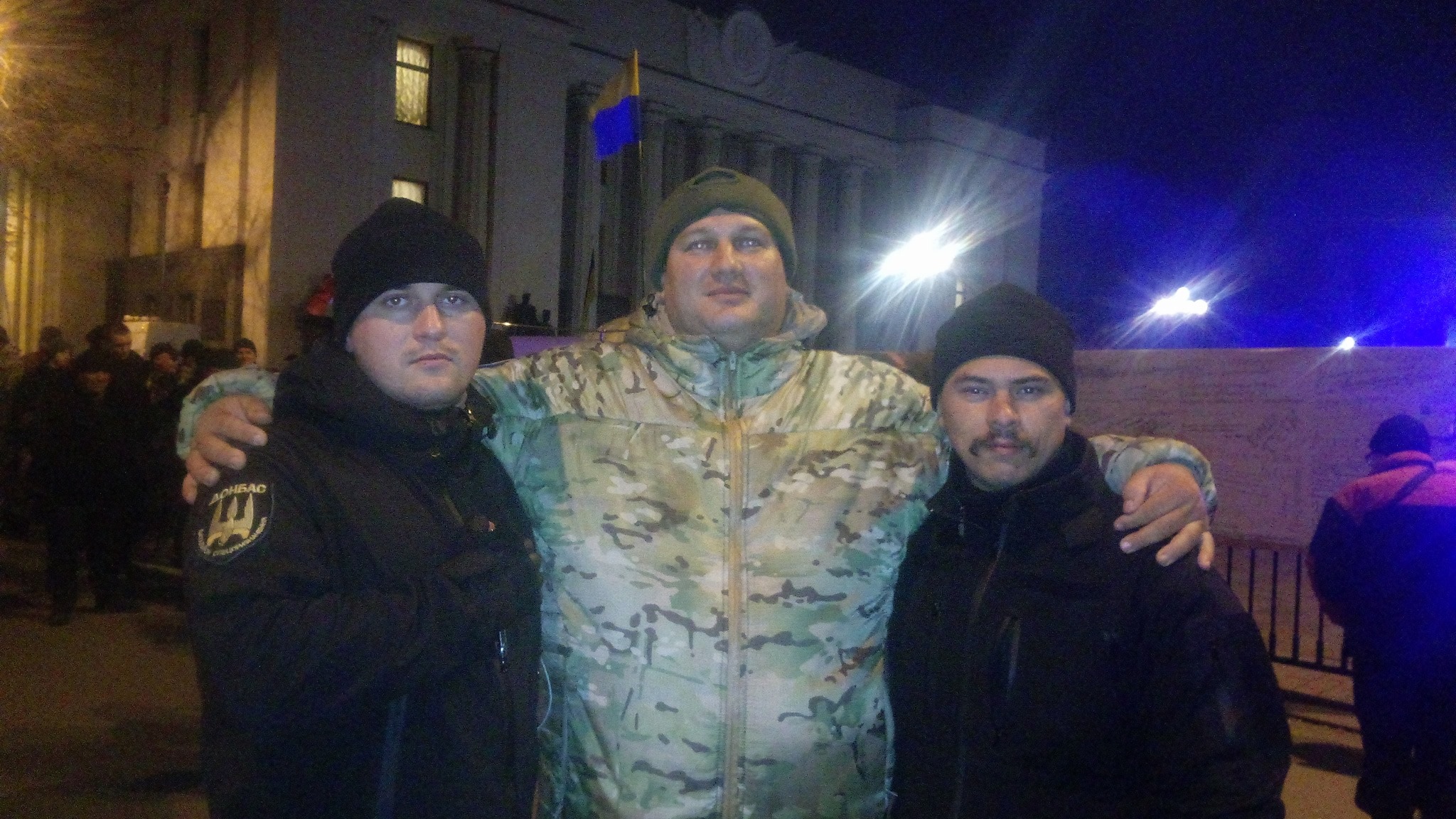 Под Радой задержали участников митинга: в МВД обвиняют троих в убийстве семьи на Донбассе
