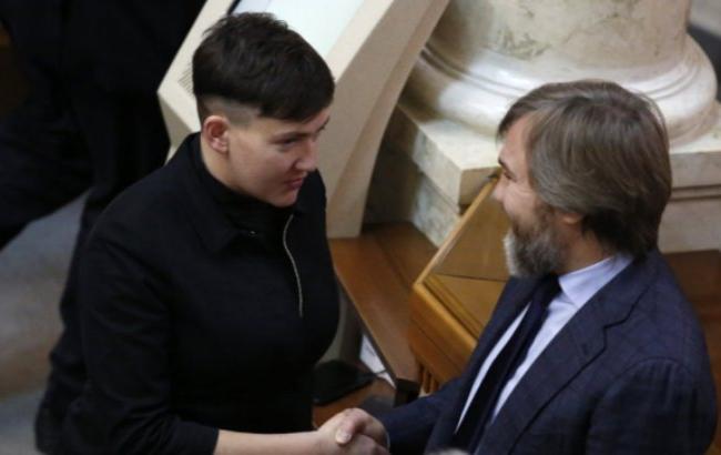 Проголосовала, но приголубила: Савченко после снятия неприкосновенности с Новинского утешила нардепа и пожала ему руку