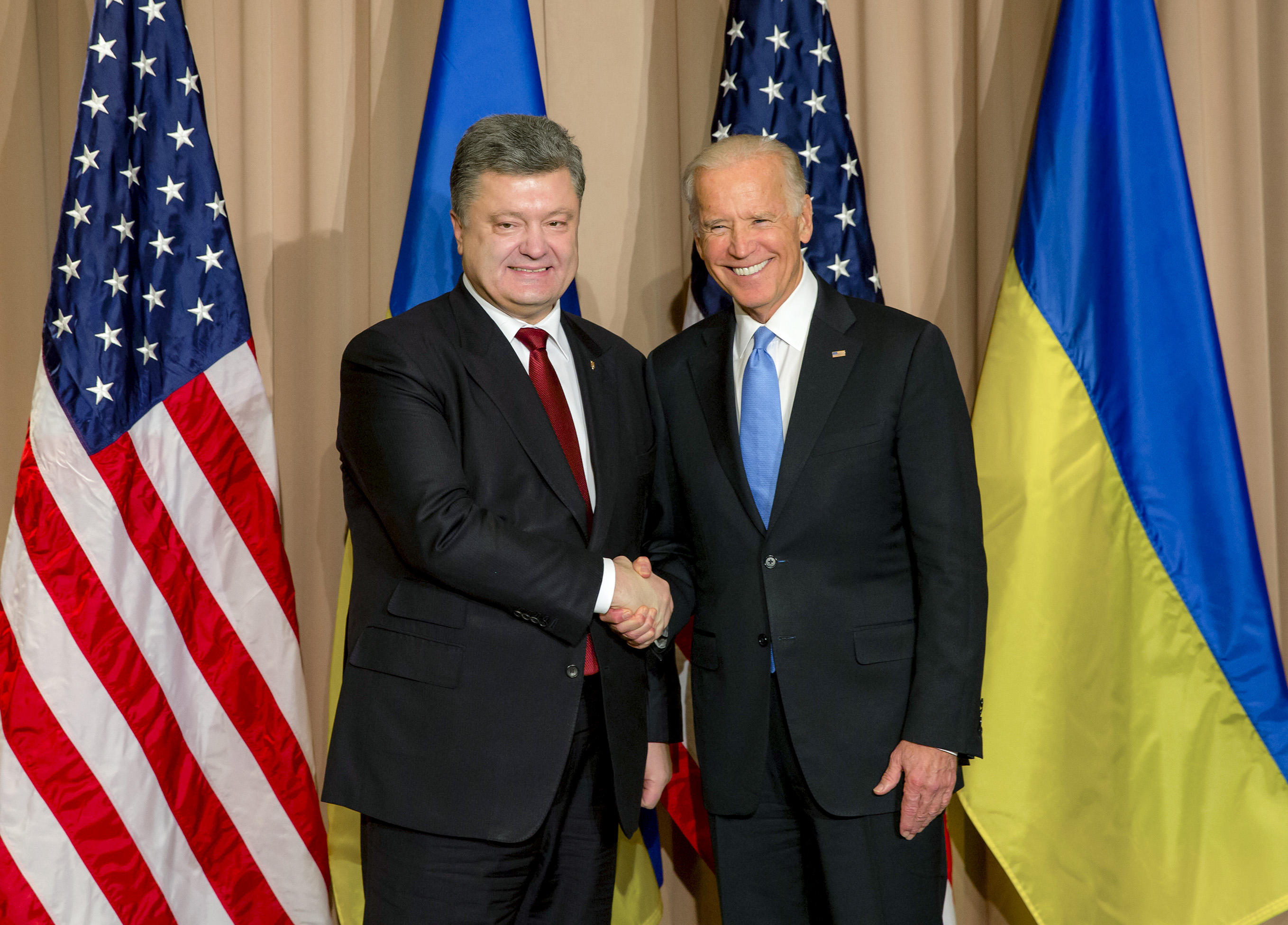 Порошенко и Байден четыре часа обсуждали ситуацию на Донбассе и Минские соглашения
