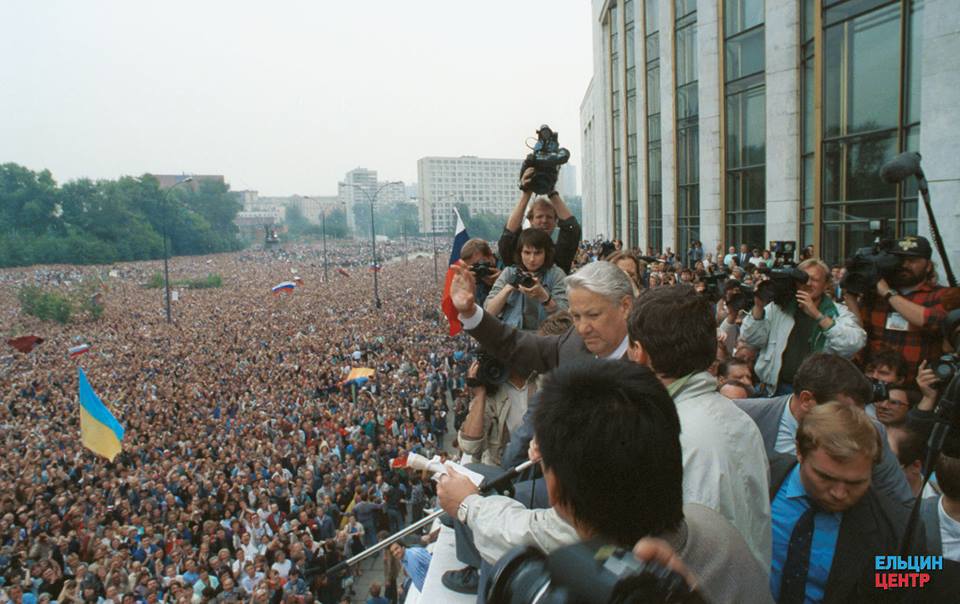 Эксперт показал фото 1991 года: в группе танков, которые первыми в Москве перешли на сторону митингующих, был только украинский флаг