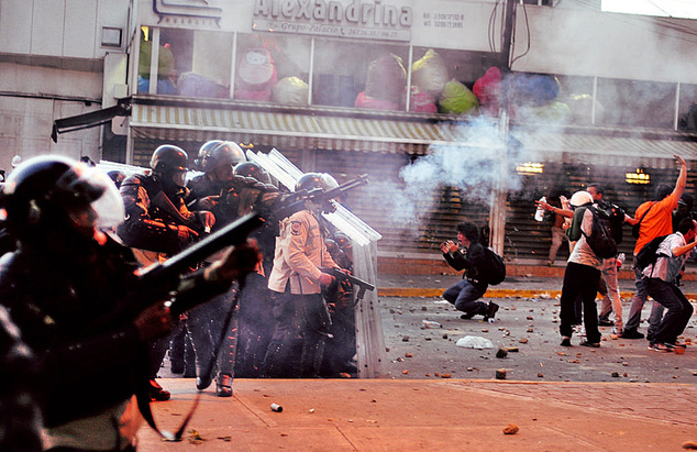 В Венесуэле начался массовый голод и убийства за еду: полиция обстреливает протестующих, число жертв растет с каждым часом