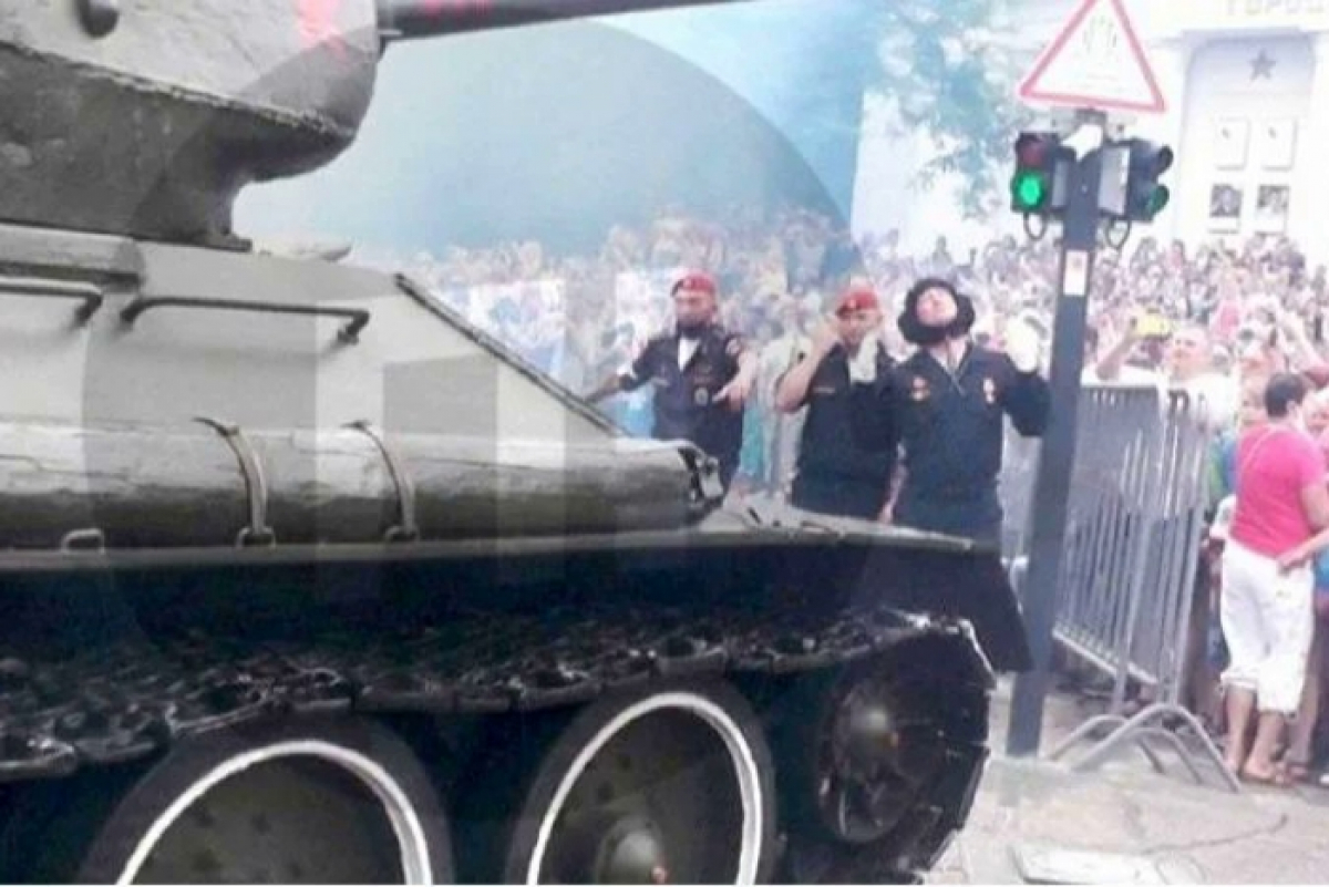 ​В Севастополе на параде танк Т-34 чуть не влетел в толпу зрителей - остановили в последний момент, видео