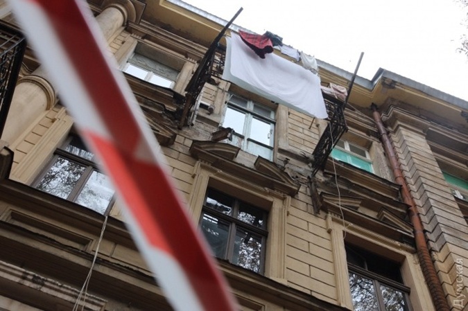 Трагедия в Одессе: пожилая женщина вместе со своим балконом рухнула вниз с 3-го этажа, и оказалась под грудой бетонных обломков