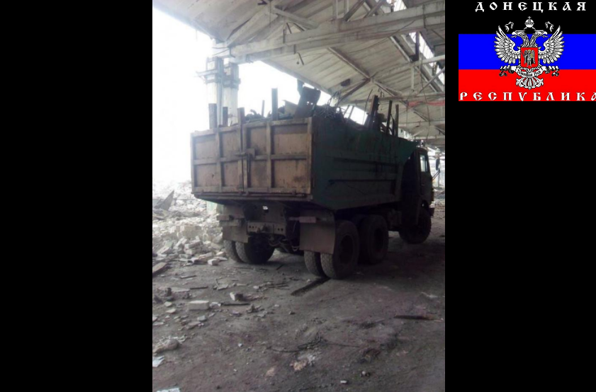 Россия продолжает грабить Донбасс: жители "ДНР" показали фото, как россияне режут оборудование и вывозят его в РФ грузовиками