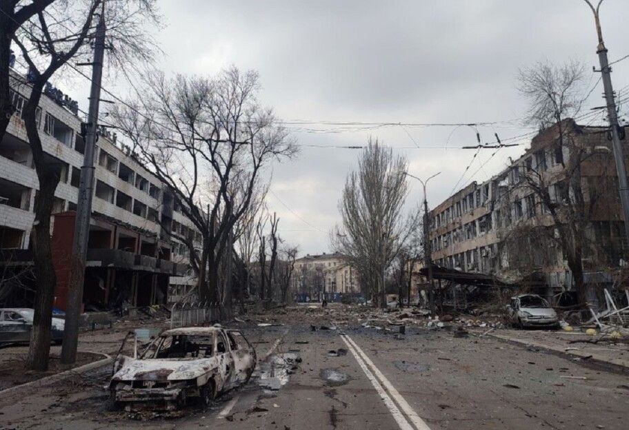 Российские оккупанты сбросили бомбу на школу в Мариуполе, в которой прятались 400 женщин, стариков и детей