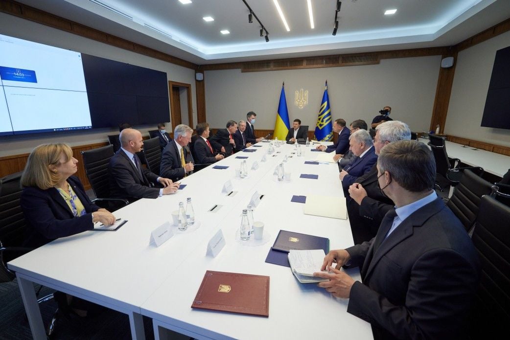 После визита Зеленского к Байдену группа сенаторов США прилетела в Украину - подробности