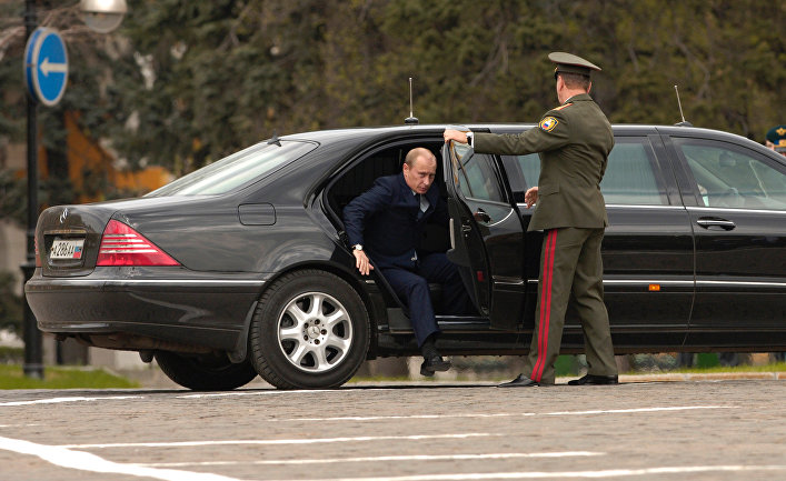 На инаугурации Путин показал свой новый российский лимузин: фото секретной машины появилось впервые