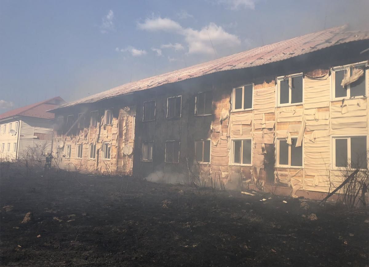 На Закарпатье масштабный пожар в жилом комплексе для переселенцев: горело сразу два дома