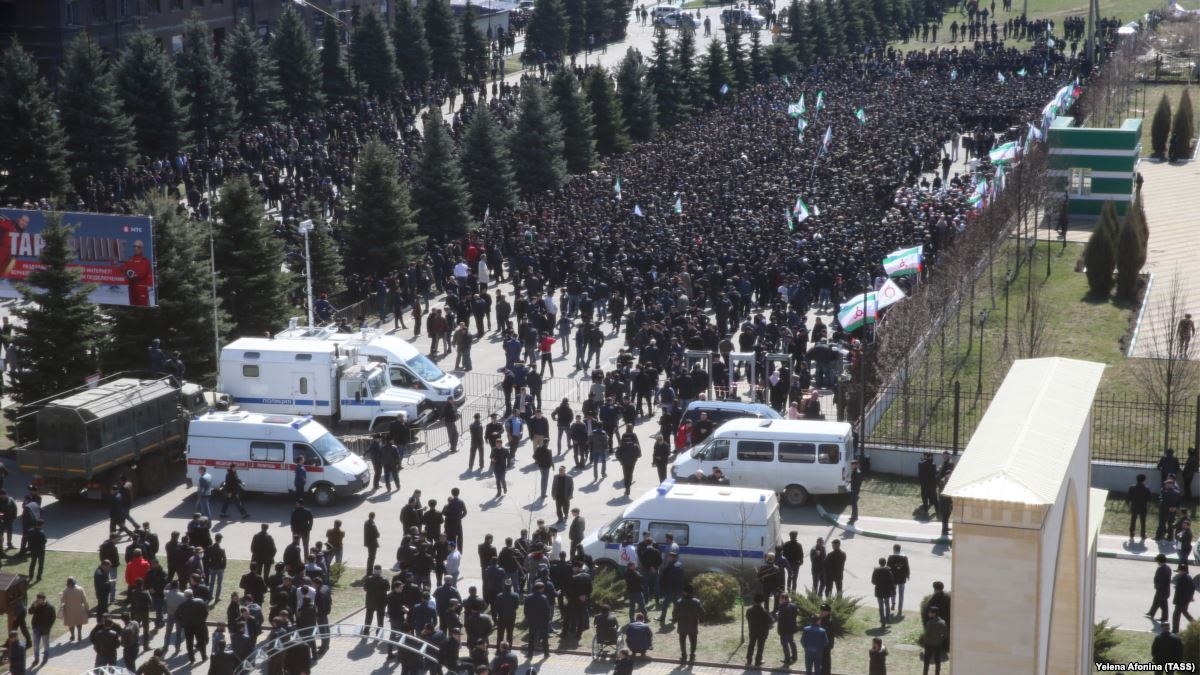 В Сети сообщают о новых массовых столкновениях в Ингушетии - видео избиения сотрудников Росгвардии
