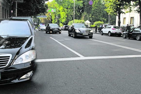 СМИ: Аваков пренебрегает правилами  дорожного движения и ездит по встречной