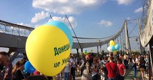 Жительница оккупированного Донецка придумала оригинальный способ постоянно напоминать соседям, что Донбасс - это Украина