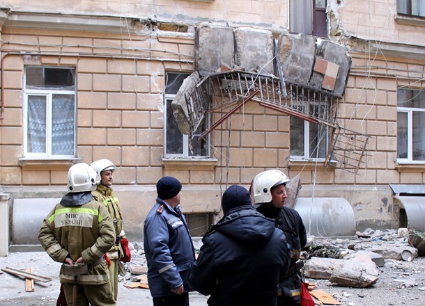 В Одессе обрушились сразу два балкона. В зоне аварии целый день работают спасательные службы – кадры