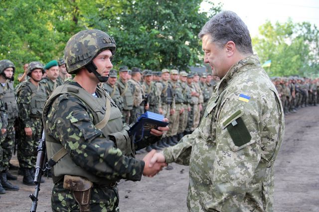 Украинские патриоты продолжают добровольно вступать в ряды национальной армии - Порошенко