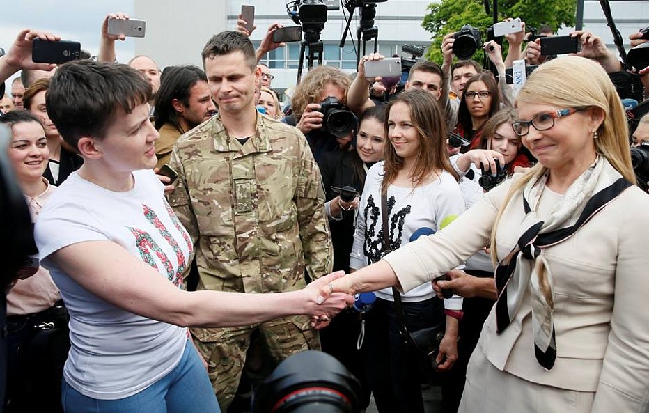 Савченко отвергла объятия Тимошенко: мы с вами не настолько близки, чтобы обниматься
