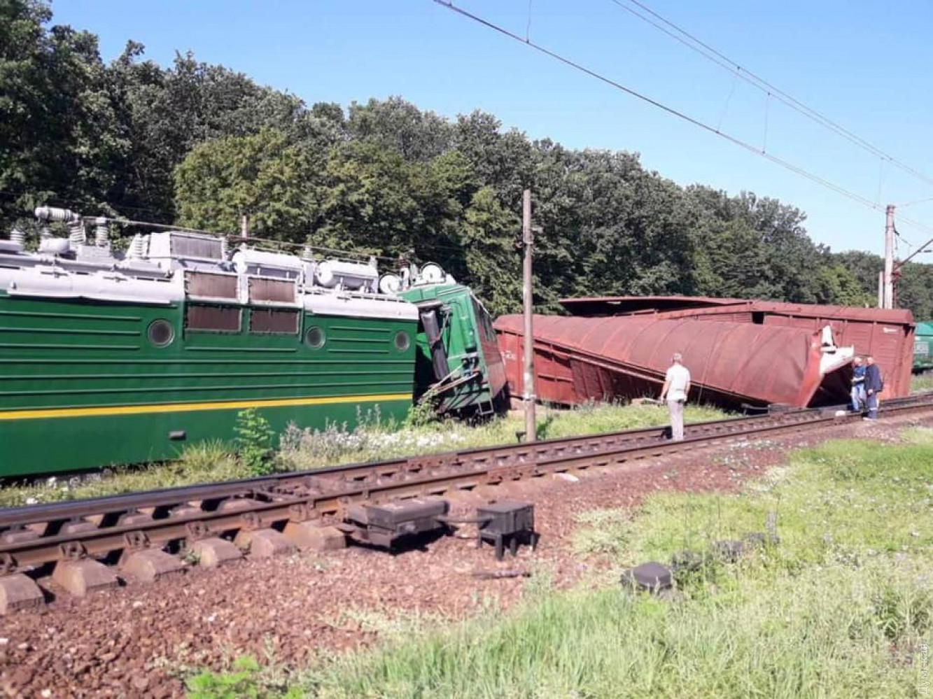 На Одесской железной дороге масштабное происшествие: после столкновения вагоны полетели с насыпи