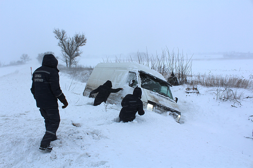 Погода в Украине: морозы понемногу отступают, но снегопад остается - подробности