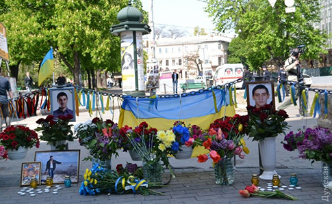 Флаги Украины, цветы и свечи на Дерибасовской: более 100 человек почтили память погибших проукраинских активистов в Одессе