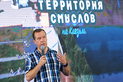 Российский премьер Медведев поглумился над учителями: "Преподавание - это призвание, а заработать денег можно в бизнесе" (кадры)