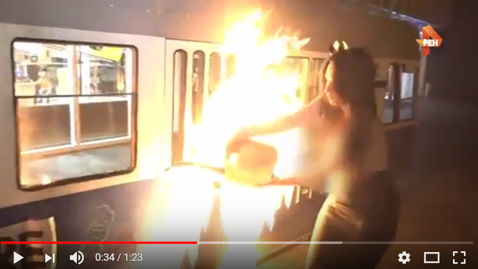 Активистка Femen с голой грудью устроила поджог у магазина Roshen в Виннице: очевидцы опубликовали откровенное видео - кадры