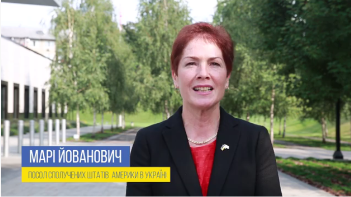 Посол США в Украине Мари Йованович поздравила Украину с 25-летием Независимости видео с патриотическим дизайном