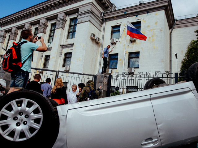 Россия возбудила уголовное дело по факту нападения на свое посольство в Киеве летом 2014 года