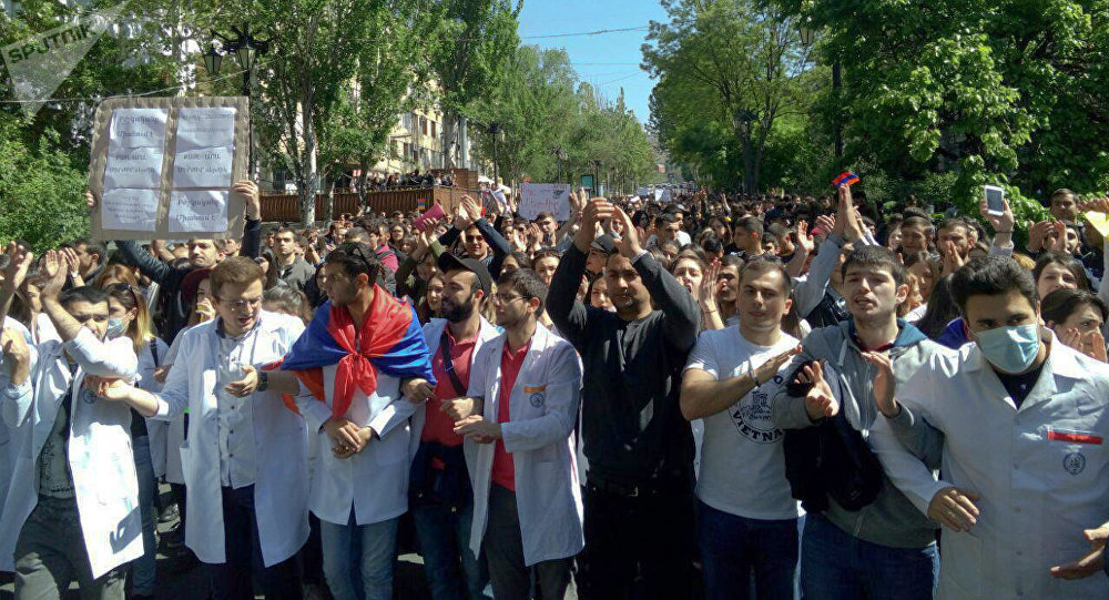 Ереван всколыхнул многотысячный митинг сторонников Пашиняна: к центру протеста стянуты БТРы и полиция, обстановка накаляется - онлайн-трансляция