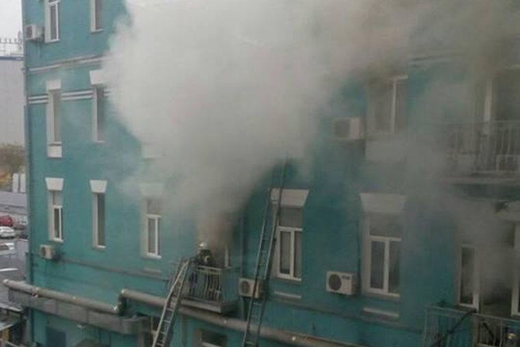 В центре Киева мощнейший пожар - из пылающего исторического здания эвакуируют людей: кадры с места ЧП