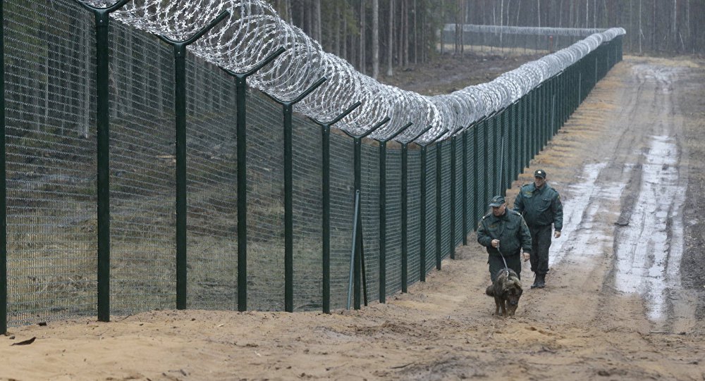 Стена на границе с агрессором: Латвия обносит "миролюбивую" Россию высоким забором с колючей проволокой