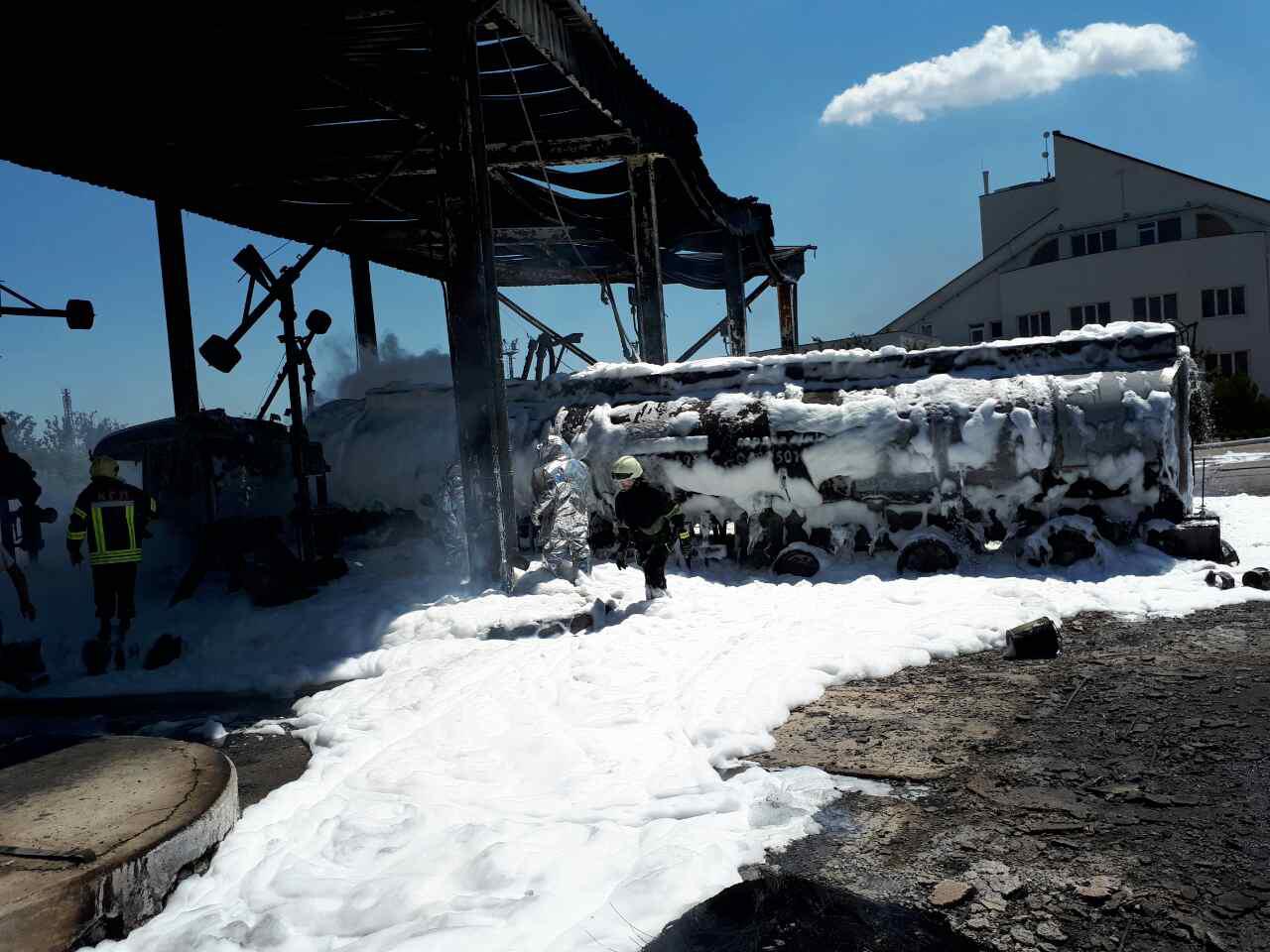 Пожар на нефтебазе вблизи Одессы: спасатели оперативно потушили огонь на площади в 100 кв. м, пострадало двое людей - ГСЧС