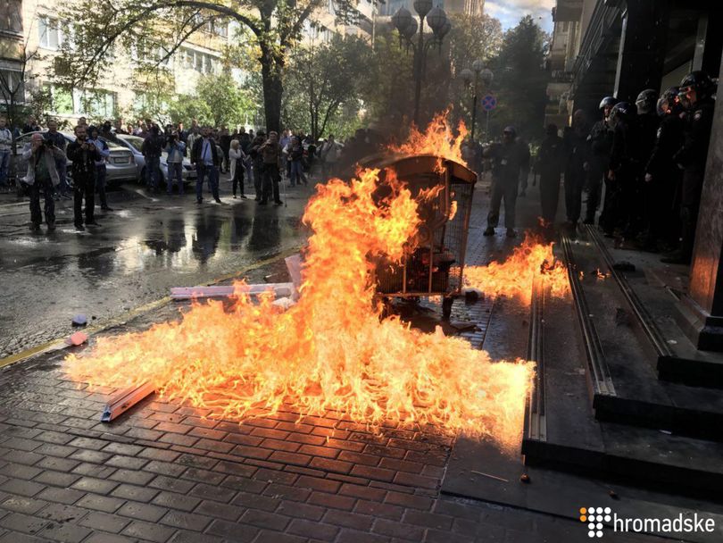 Газ, огонь, водометы: националисты устроили драку с полицией и забросали ГПУ камнями - кадры