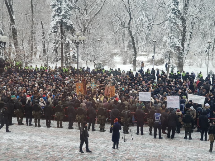 Прихожане и священники УПЦ МП митингуют под Верховной Радой - кадры