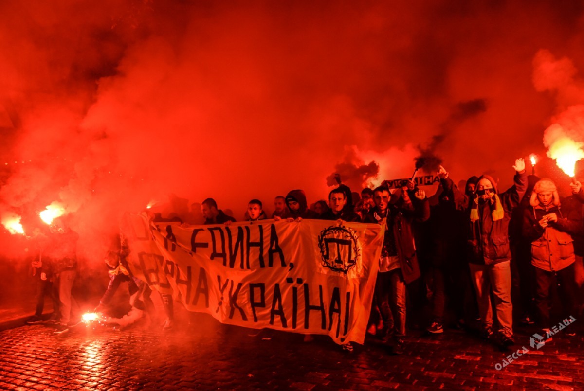 "Слава Украине! Героям Слава!": опубликованы кадры шествия фанатов в Одессе накануне матча отбора к ЧМ-2018 Украина-Финляндия