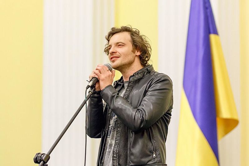 Известный французский исполнитель Манондиз запел на украинском языке: от трогательного исполнения песни "Ніч яка місячна" на глаза наворачиваются слезы 