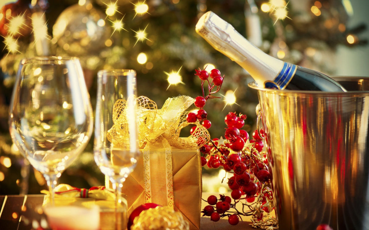 Правила подачи шампанского на Новый год: какие закуски подходят к игристым винам 