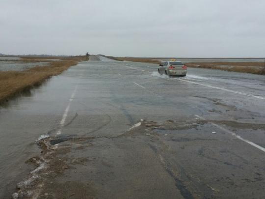 На Азове бушует стихия: ледяная вода затопила дороги, мощный ветер "рвет" крыши домов – фото и видео