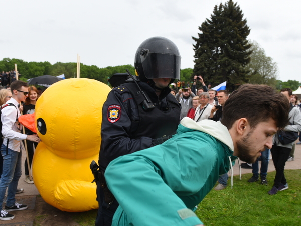 Арестованную на протестных акциях в Питере надувную утку притащат в суд (видео)