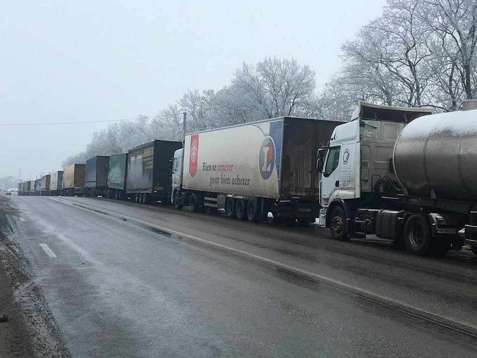 Россия устроила транспортный коллапс на границе с Украиной: СМИ узнали причину и опубликовали фото огромной пробки