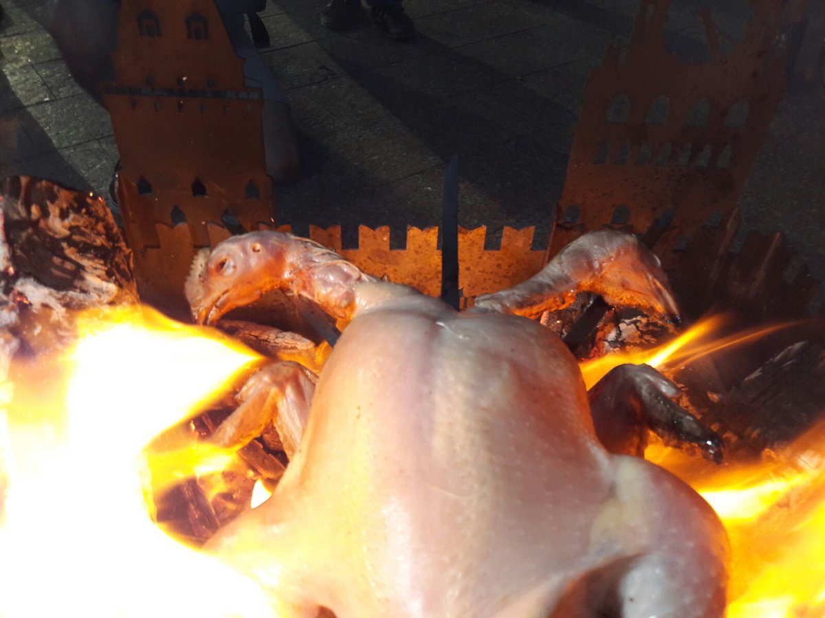 Фотофакт: возле дома Медведчука активисты спалили двуглавую курицу и Кремль