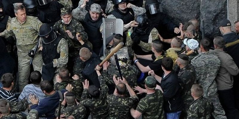 Под зданием ВР Украины начались массовые стычки митингующих с милицией