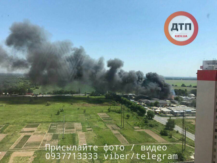 ​Масштабный пожар охватил Бровары, клубы дыма видны даже в Киеве: опубликованы кадры