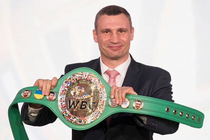 Чемпионский пояс с украинским флагом: WBC представили новый пояс чемпиона мира по боксу - кадры