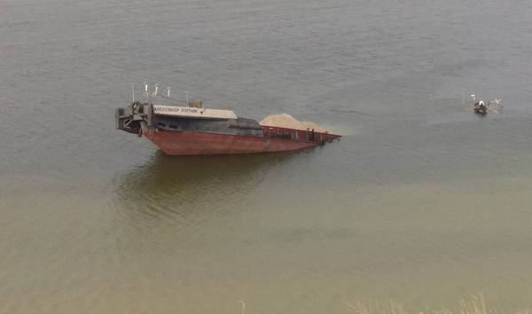 На Херсонщине пошла на дно баржа с "черным золотом": по Каховскому водохранилищу разлилось огромное нефтяное пятно