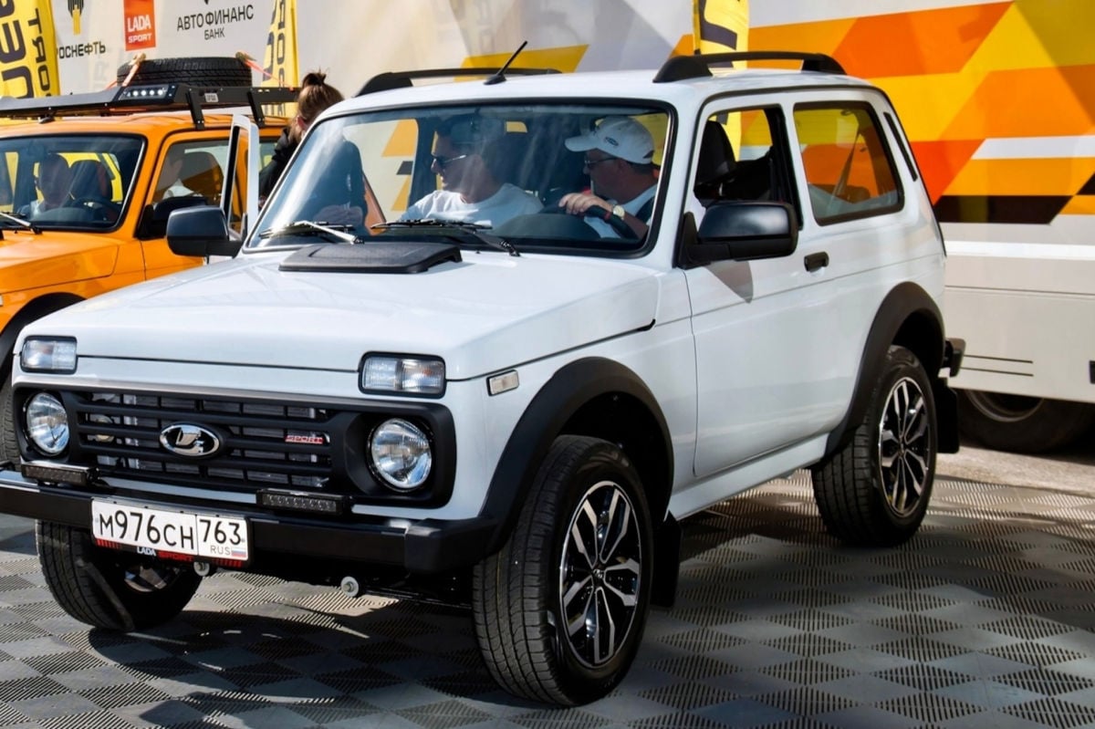 Ржавчина, коррозия, вытекшее масло: в РФ признали позор с новой Lada Niva Sport